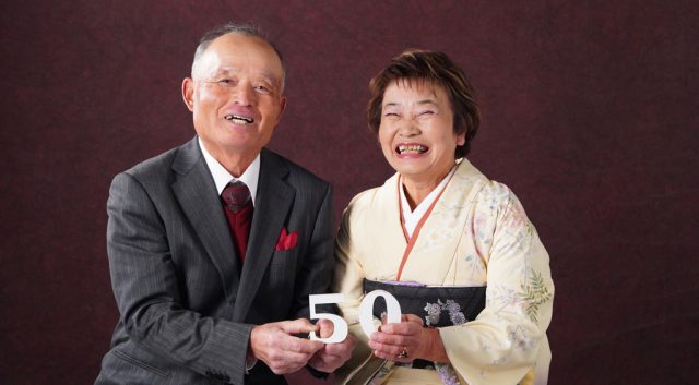 【金婚式お祝いまとめ】夫婦ふたり＆家族みんなで笑顔に😊記念写真で残す特別な日
